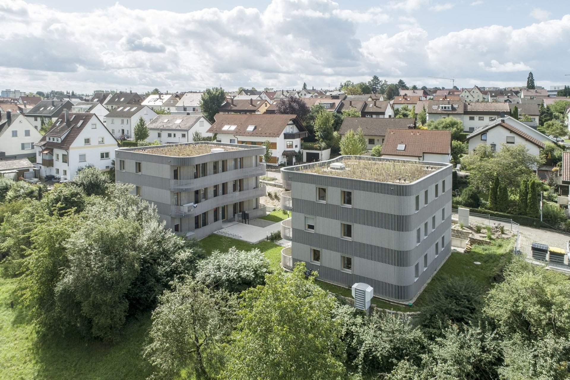 Luftaufnahme von zwei Hoffnungshäusern.