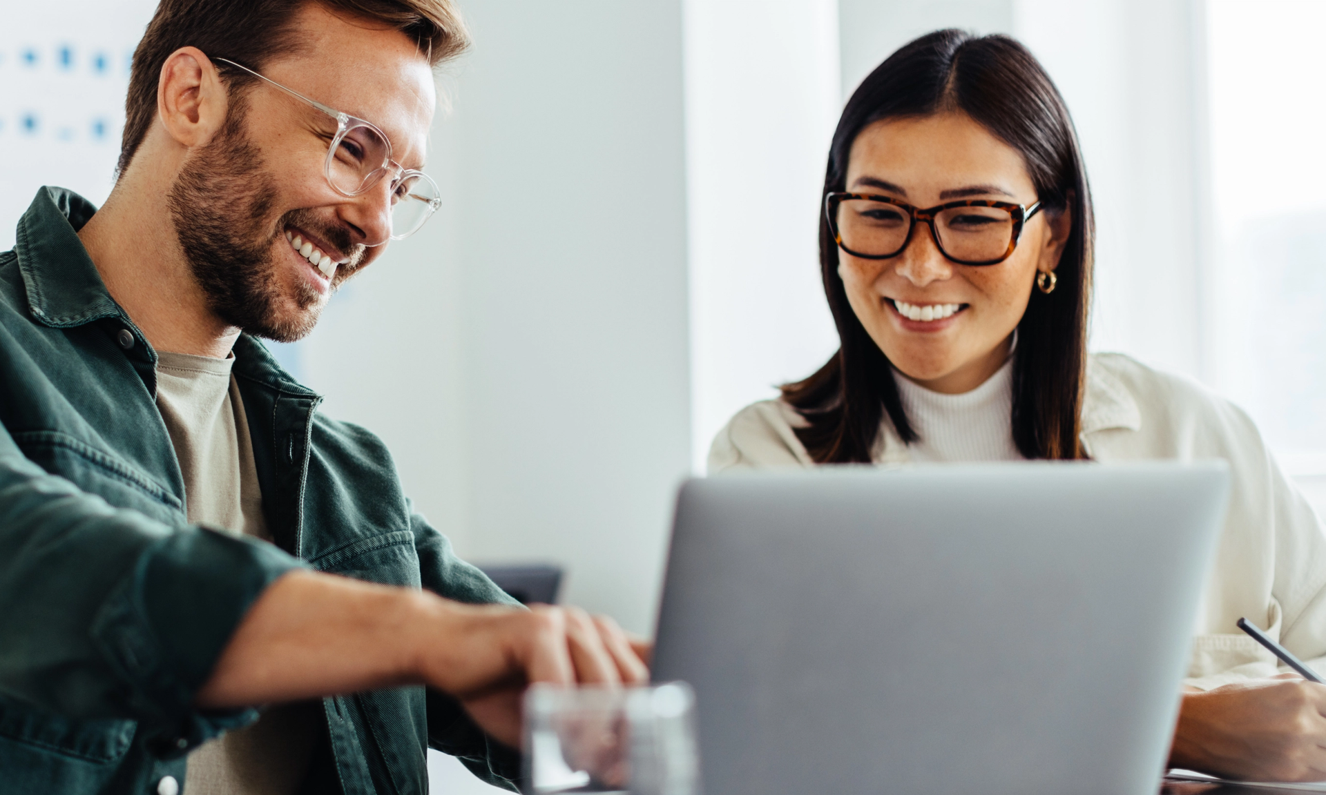 Mann erklärt einer jungen Frau die Salesforce Grundlagen