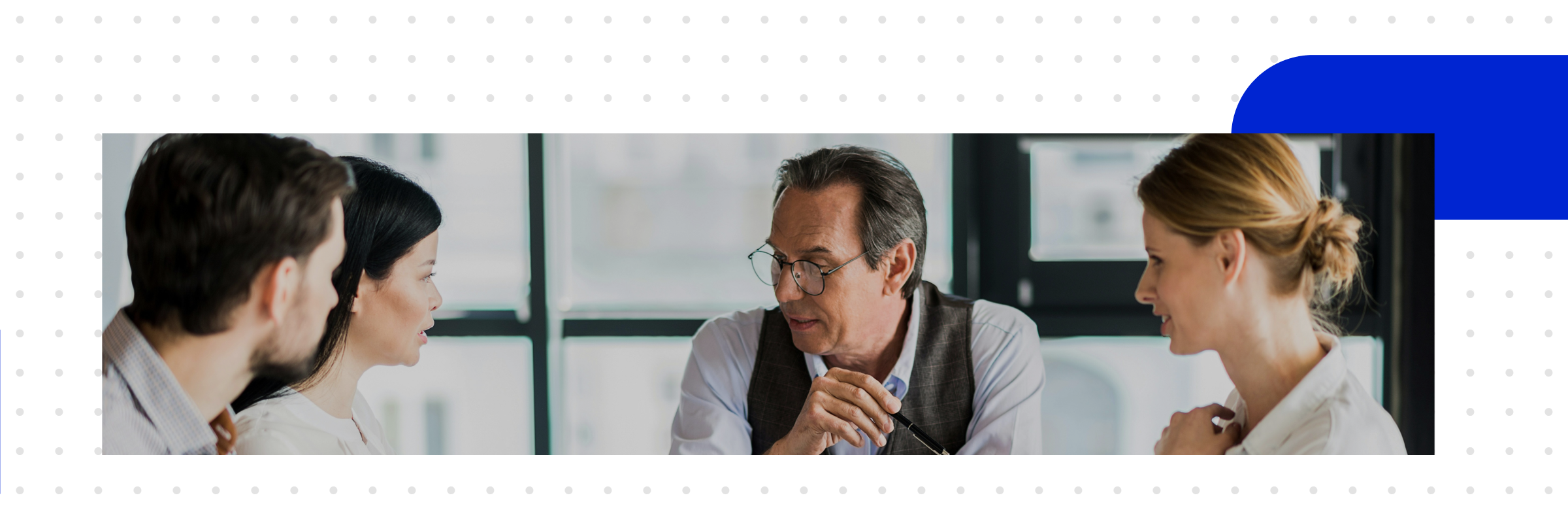 Ein Team bespricht, welche Salesforce Produkte und welches Preismodell am besten passen