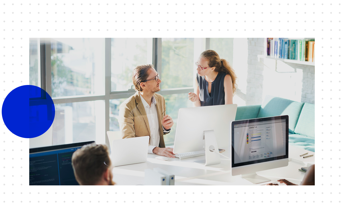 Ein Mann und eine Frau diskutieren im Büro intensiv darüber, warum die Digitalisierung für Unternehmen wichtig ist.