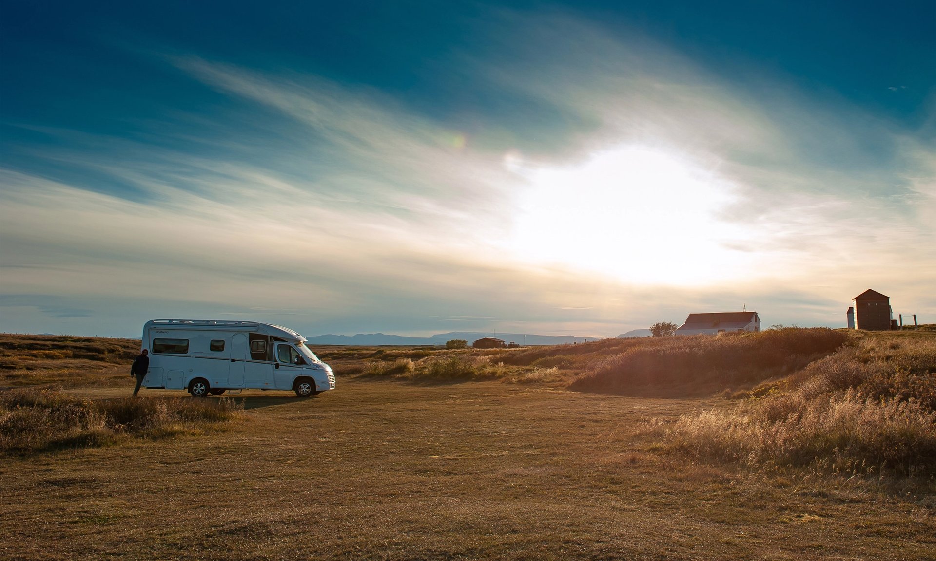 Campervan steht im Sonnenuntergang.