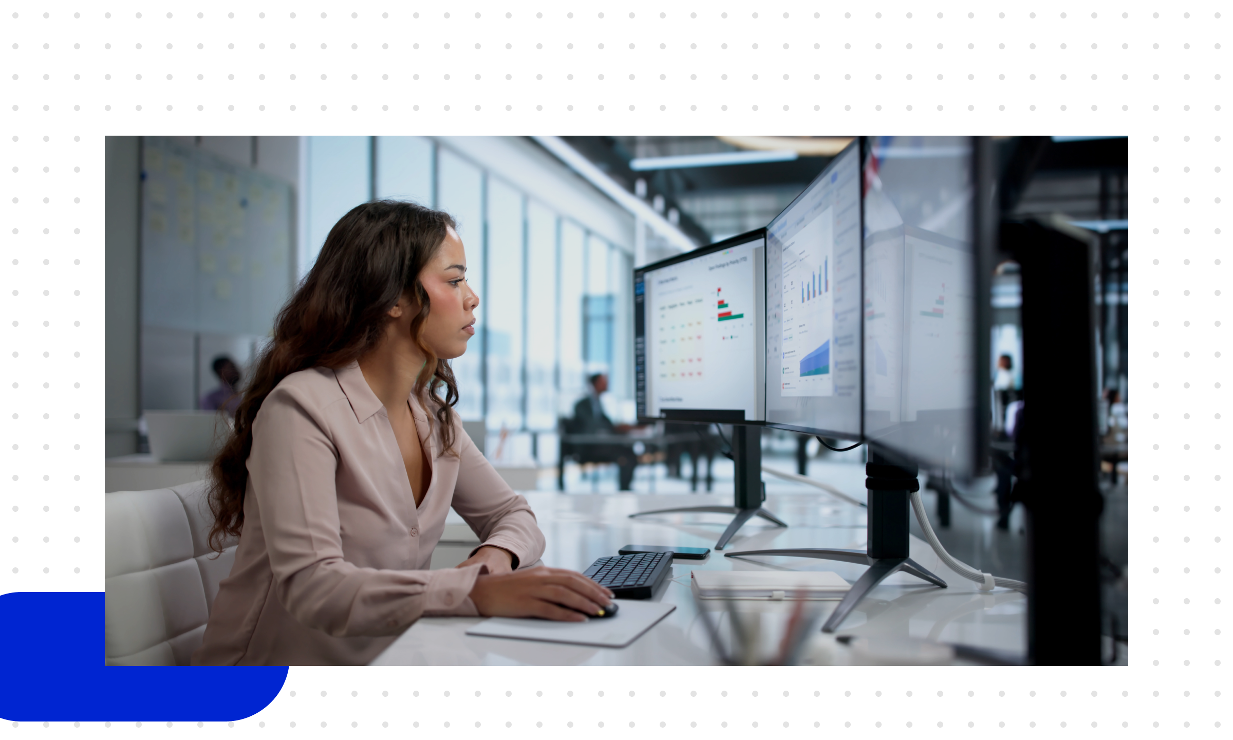 Eine Frau im Büro befasst sich aufmerksam mit der SAP-Anbindung