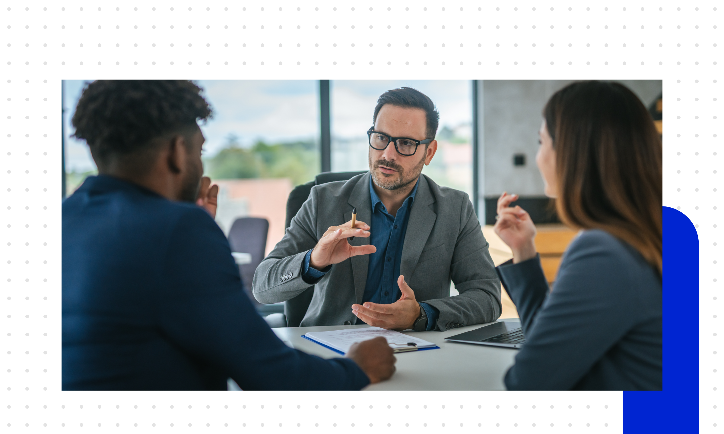 Ein Mann berät seine Kunden in einem professionellen Meeting