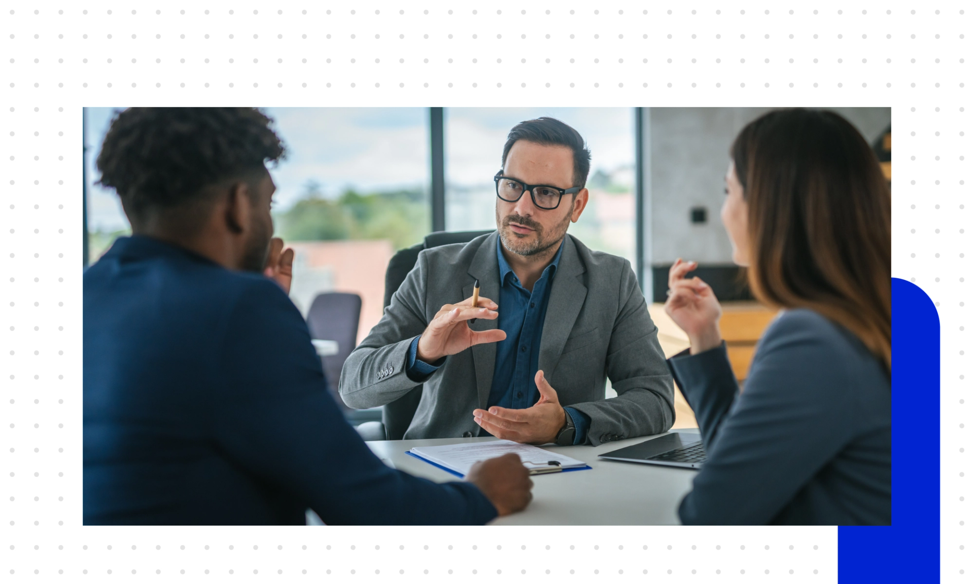 Ein Mann berät seine Kunden in einem professionellen Meeting
