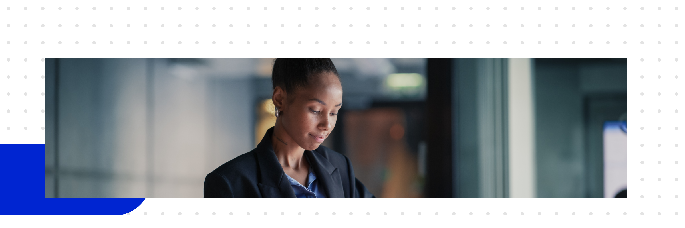 Eine Frau im Büro steht und schaut auf ihr Tablet, sie beschäftigt sich mit B2B-Marketingautomatisierung