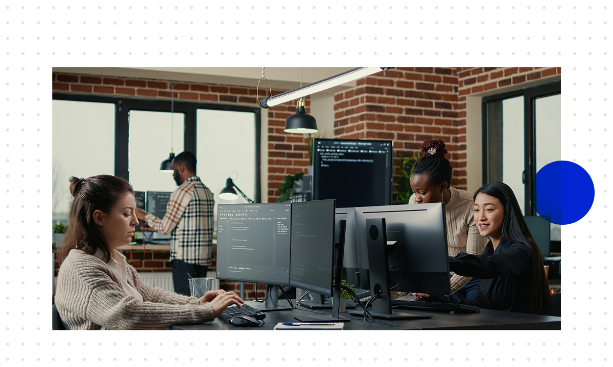 Kolleginnen sitzen gemeinsam im Büro und vertiefen sich jede an ihrem Laptop in MuleSoft