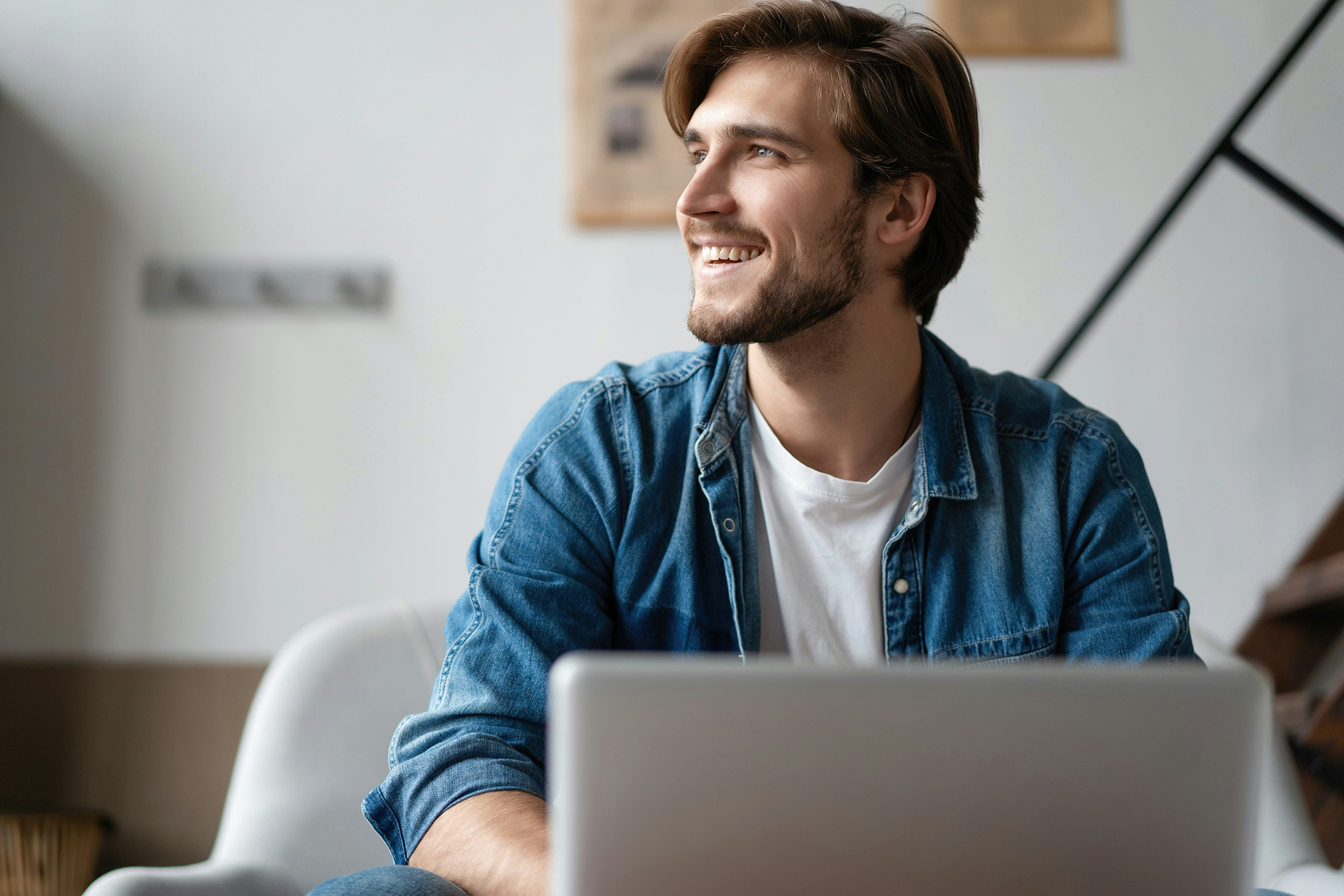 Mann mit Laptop beschäftigt sich mit Daten Künstlicher Intelligenz.
