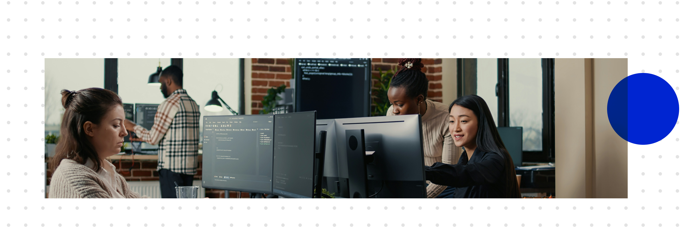 Kolleginnen sitzen gemeinsam im Büro und vertiefen sich jede an ihrem Laptop in MuleSoft