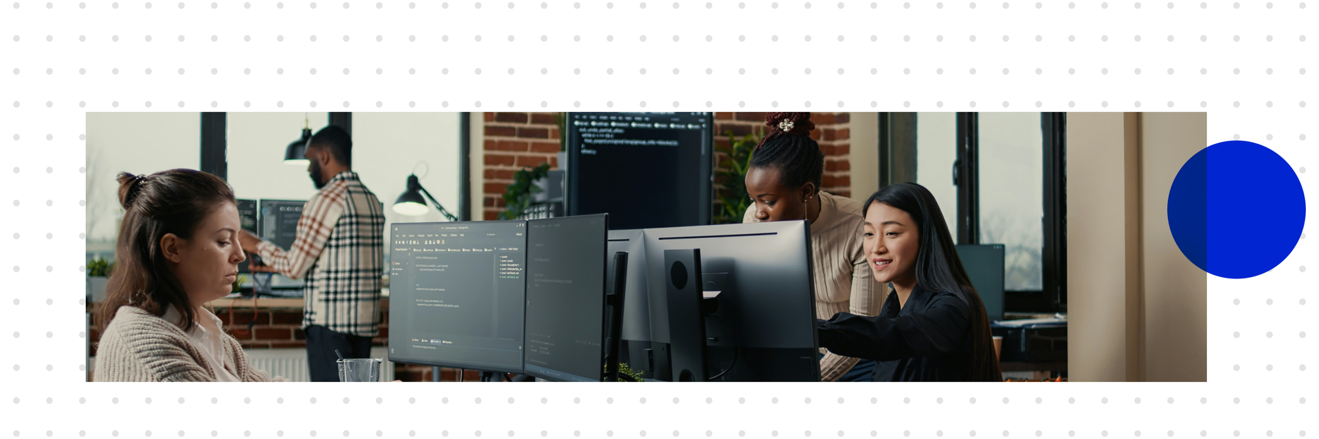 Kolleginnen sitzen gemeinsam im Büro und vertiefen sich jede an ihrem Laptop in MuleSoft