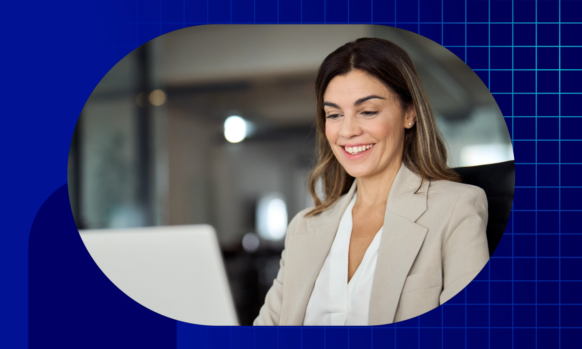 Frau am Laptop, die mit Salesforce Marketing Cloud Account Engagement arbeitet