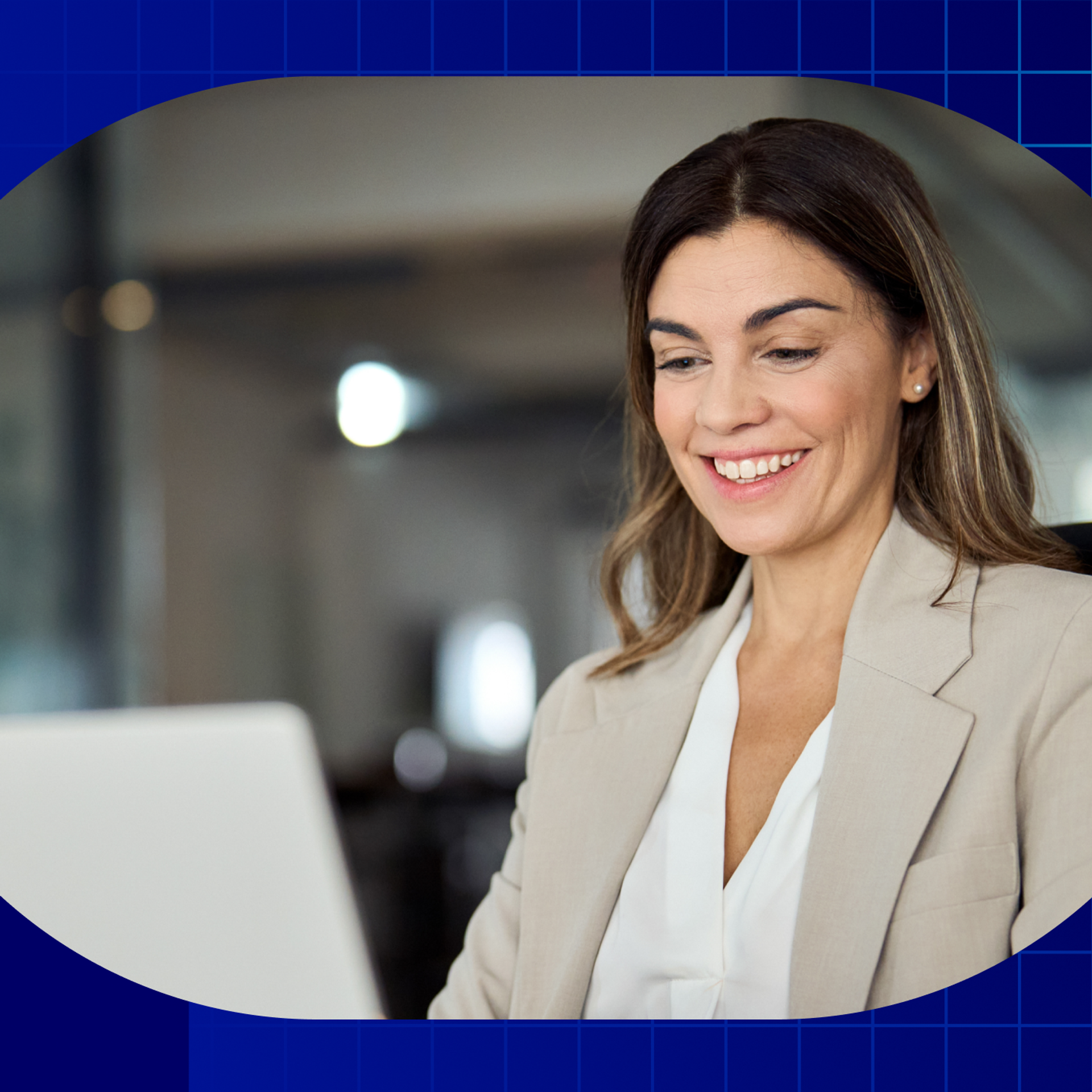 Frau am Laptop, die mit Salesforce Marketing Cloud Account Engagement arbeitet