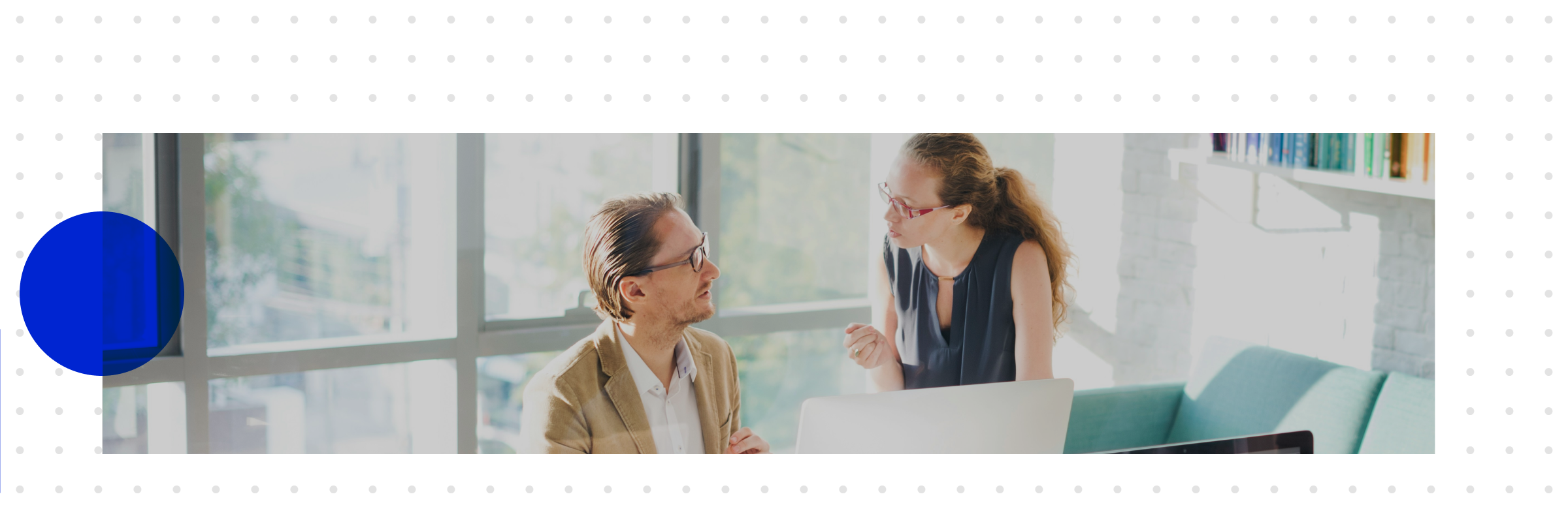 Ein Mann und eine Frau diskutieren im Büro intensiv darüber, warum die Digitalisierung für Unternehmen wichtig ist.