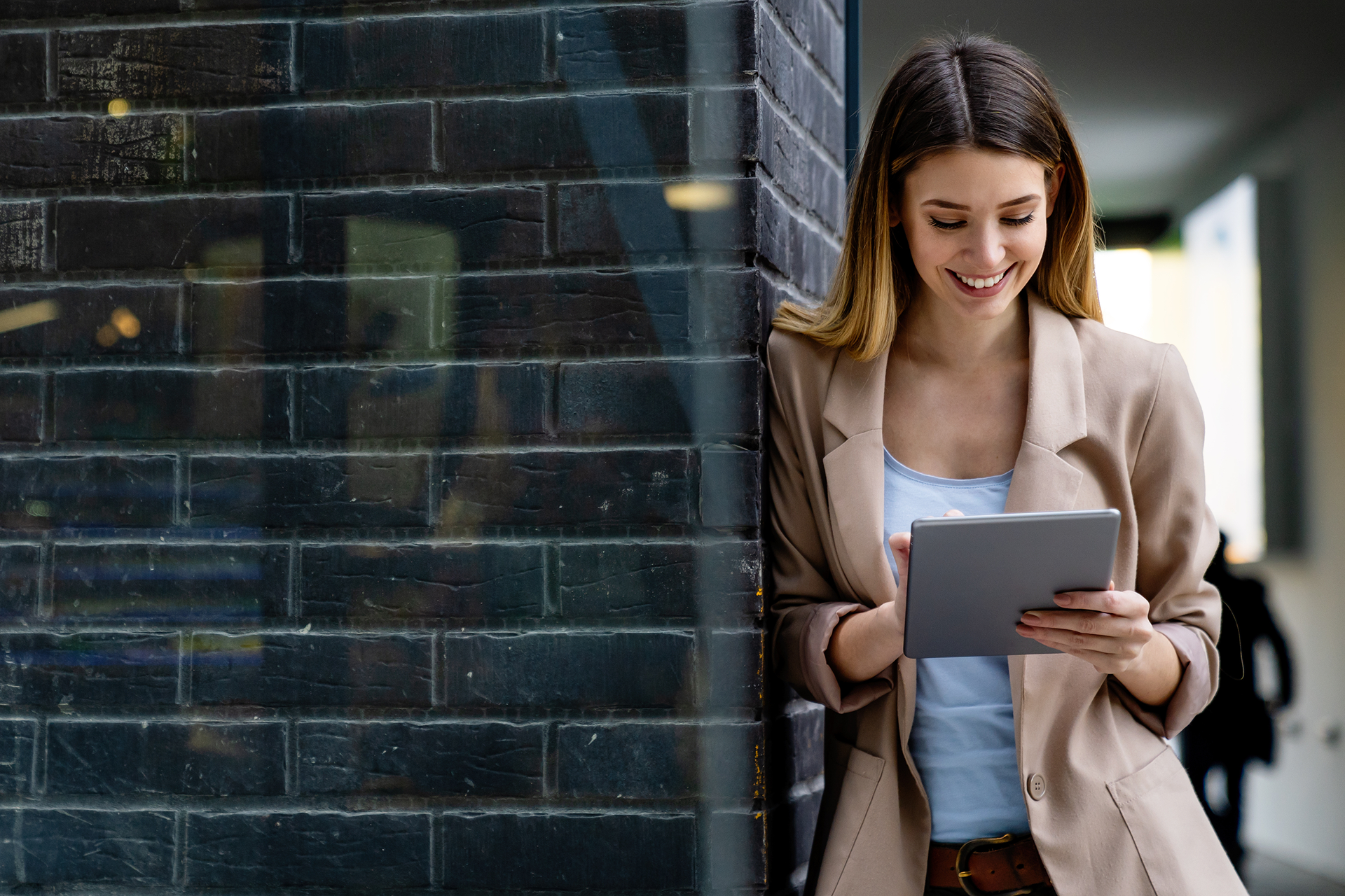 Frau nutzt Salesforce Cloud auf ihrem Tablet.