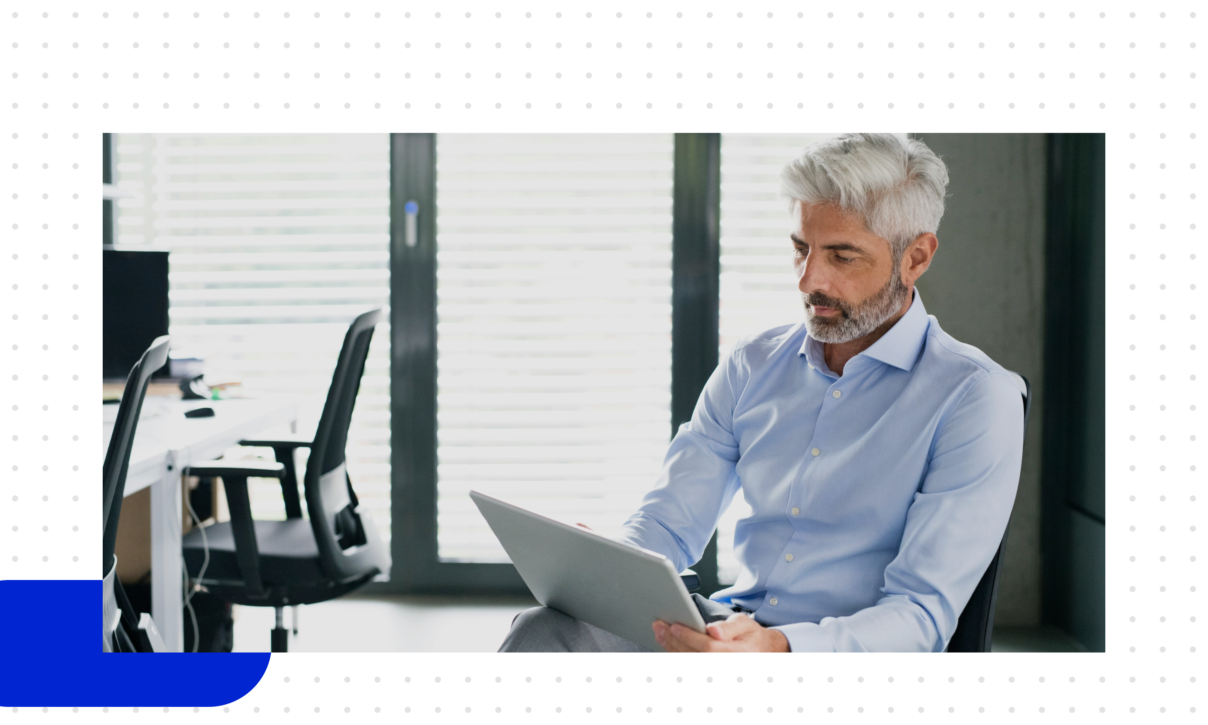 Ein Mann sitzt an seinem Schreibtisch im Büro und macht sich mit Salesforce Agentforce vertraut