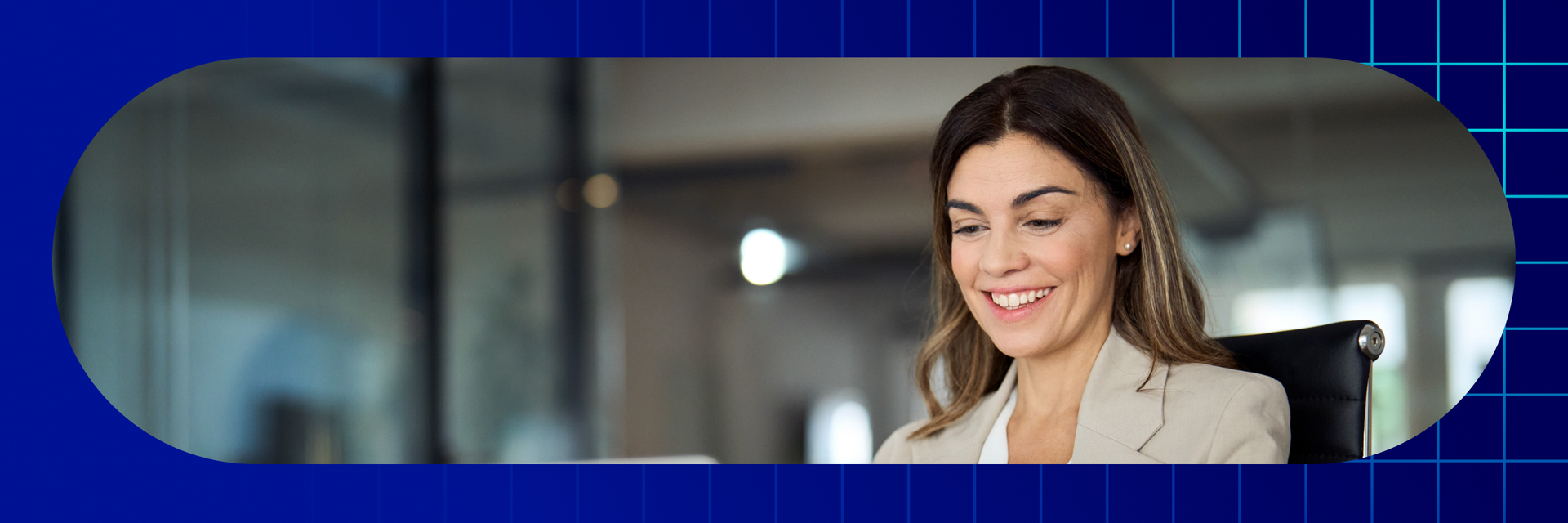 Frau am Laptop, die mit Salesforce Marketing Cloud Account Engagement arbeitet