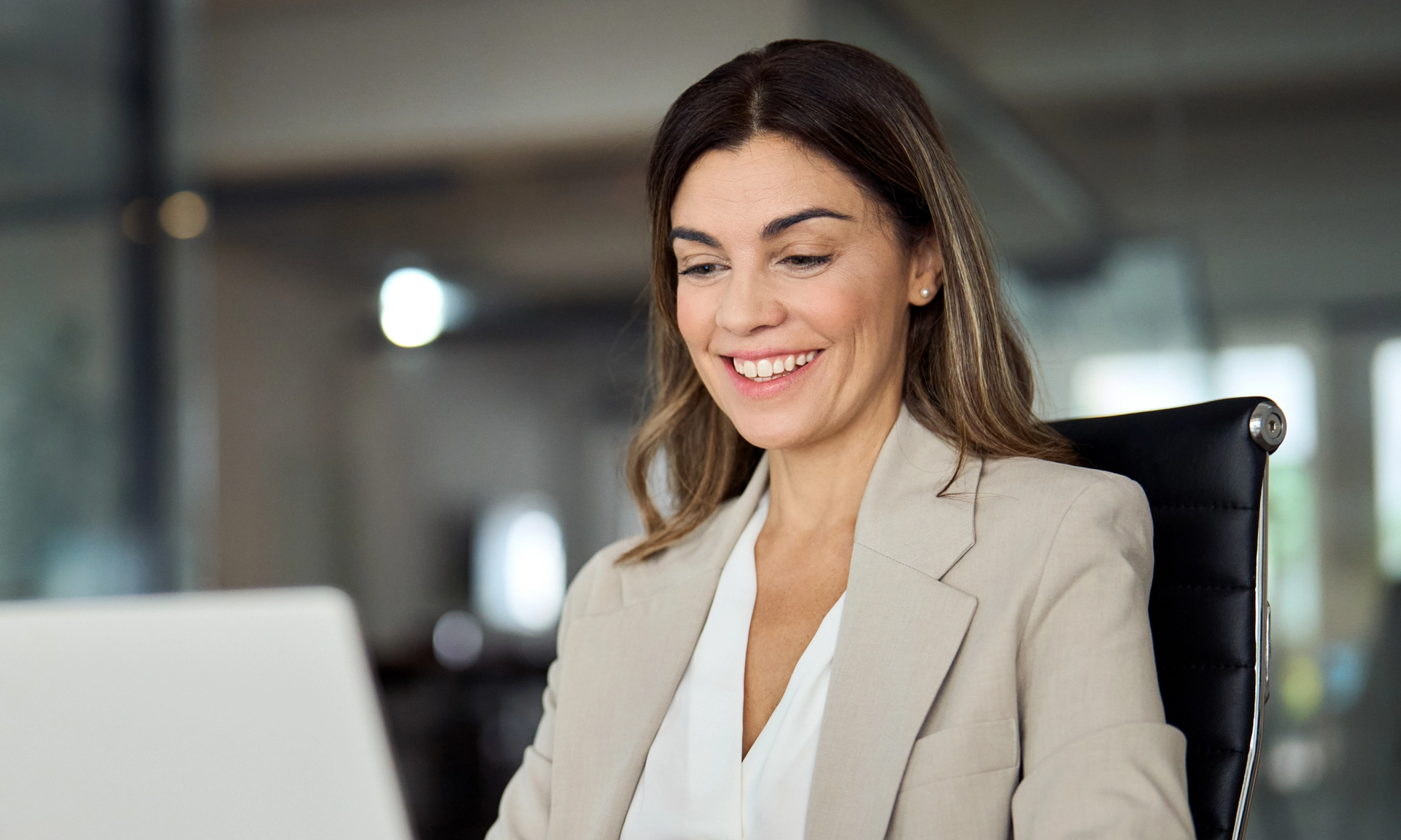 Frau am Laptop, die mit Salesforce Marketing Cloud Account Engagement arbeitet