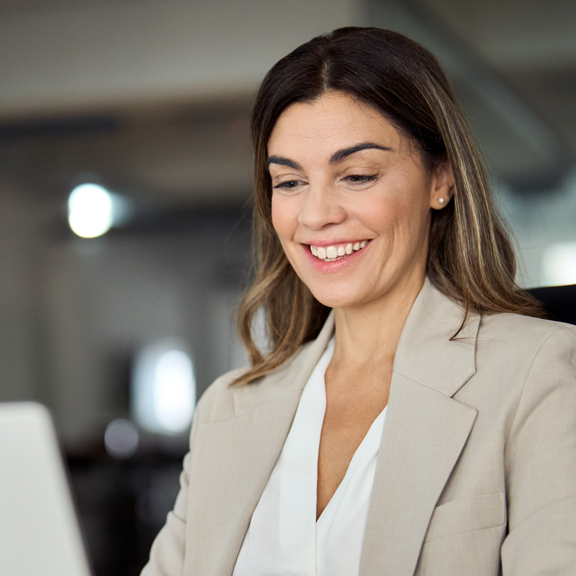 Frau am Laptop, die mit Salesforce Marketing Cloud Account Engagement arbeitet