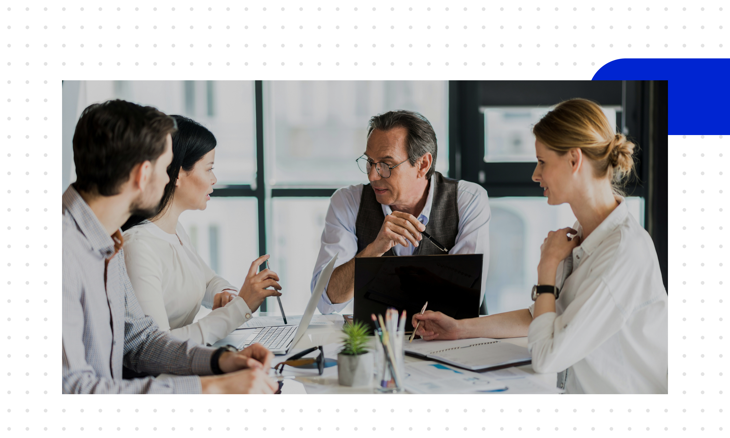 Ein Team bespricht, welche Salesforce Produkte und welches Preismodell am besten passen