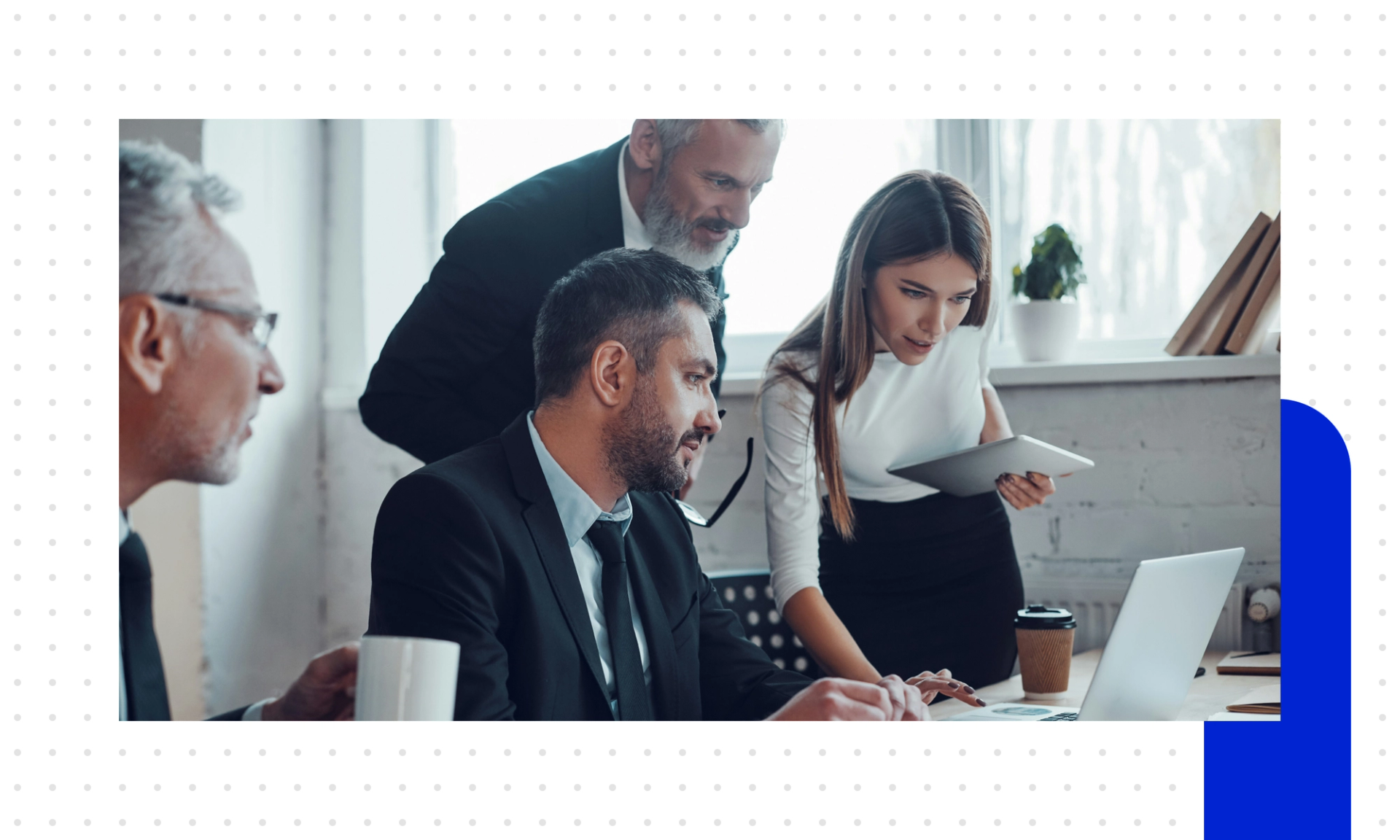 Kolleg:innen stehen im Büro um einen Computer und besprechen, was besser ist: On-Premise oder Cloud