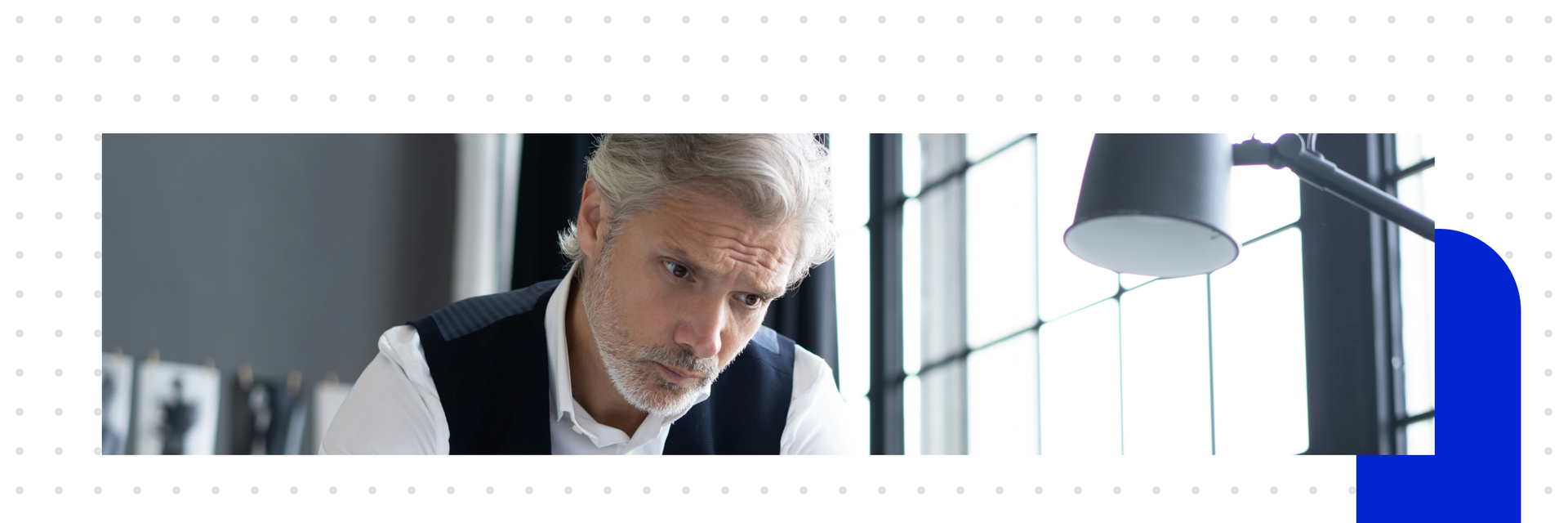 Ein Mann im Büro informiert sich darüber, was Salesforce ist