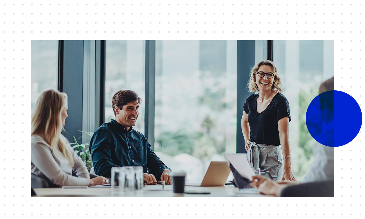 Kolleg:innen am Tisch im Büro besprechen die Entwicklung einer CRM-Strategie.
