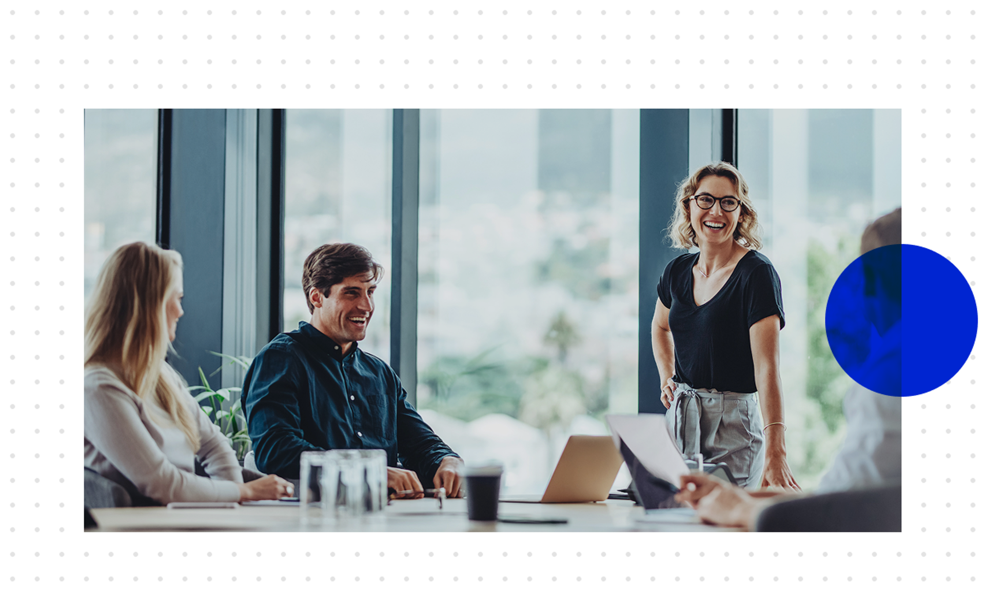 Kolleg:innen am Tisch im Büro besprechen die Entwicklung einer CRM-Strategie.