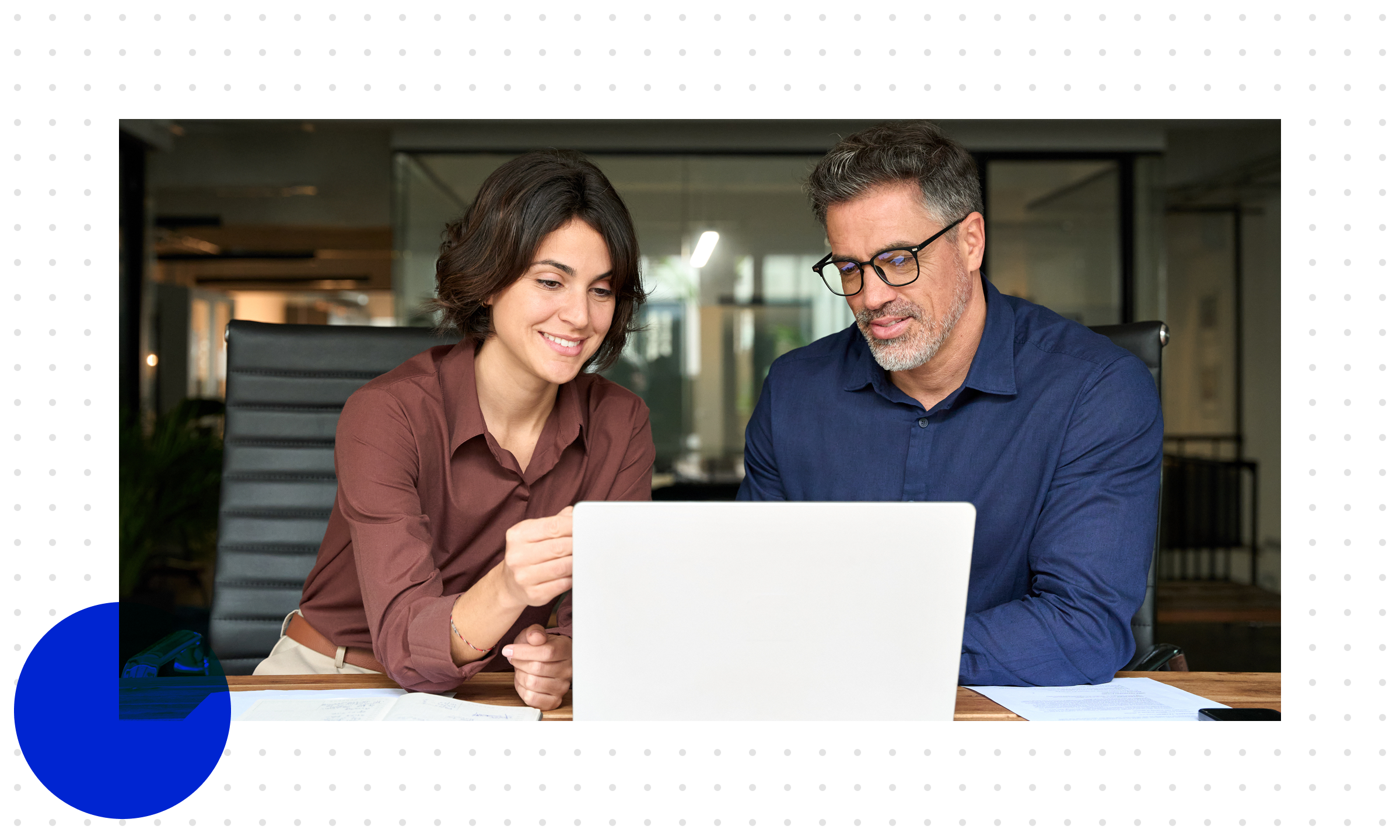 Ein Mann und eine Frau sitzen im Büro am Tisch und beschäftigen sich mit Salesforce KI und deren Möglichkeiten