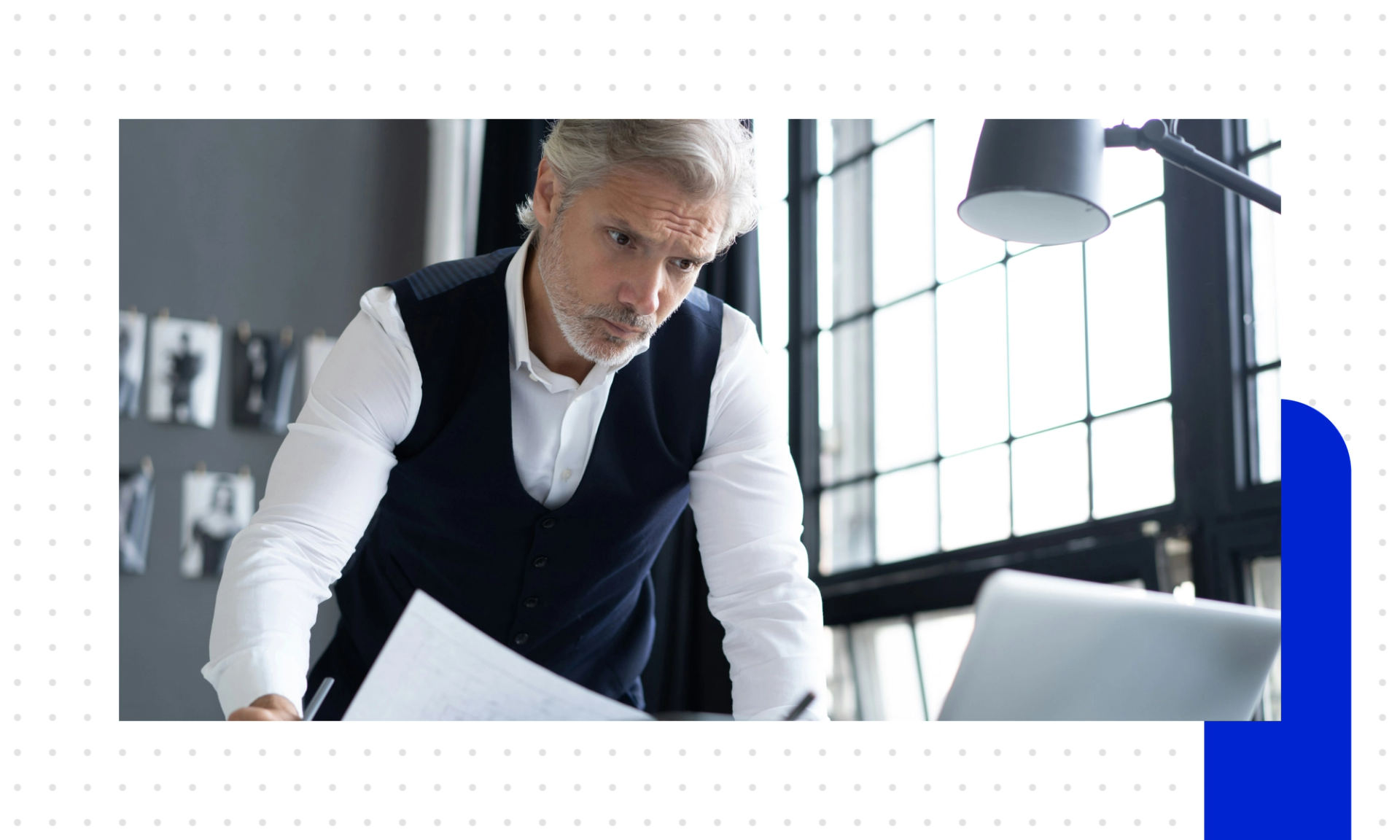 Ein Mann im Büro informiert sich darüber, was Salesforce ist