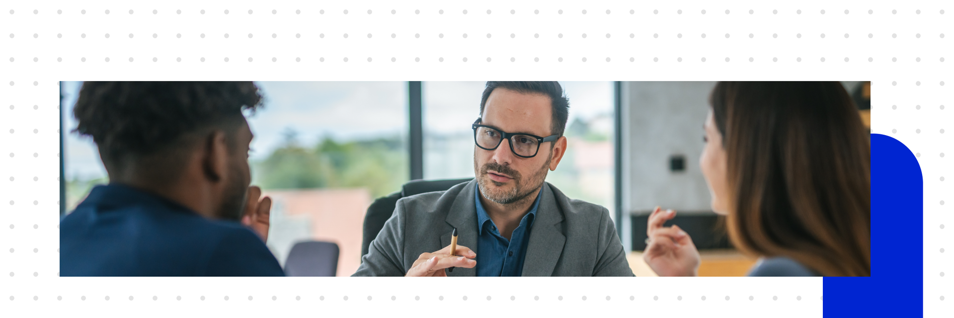 Ein Mann berät seine Kunden in einem professionellen Meeting