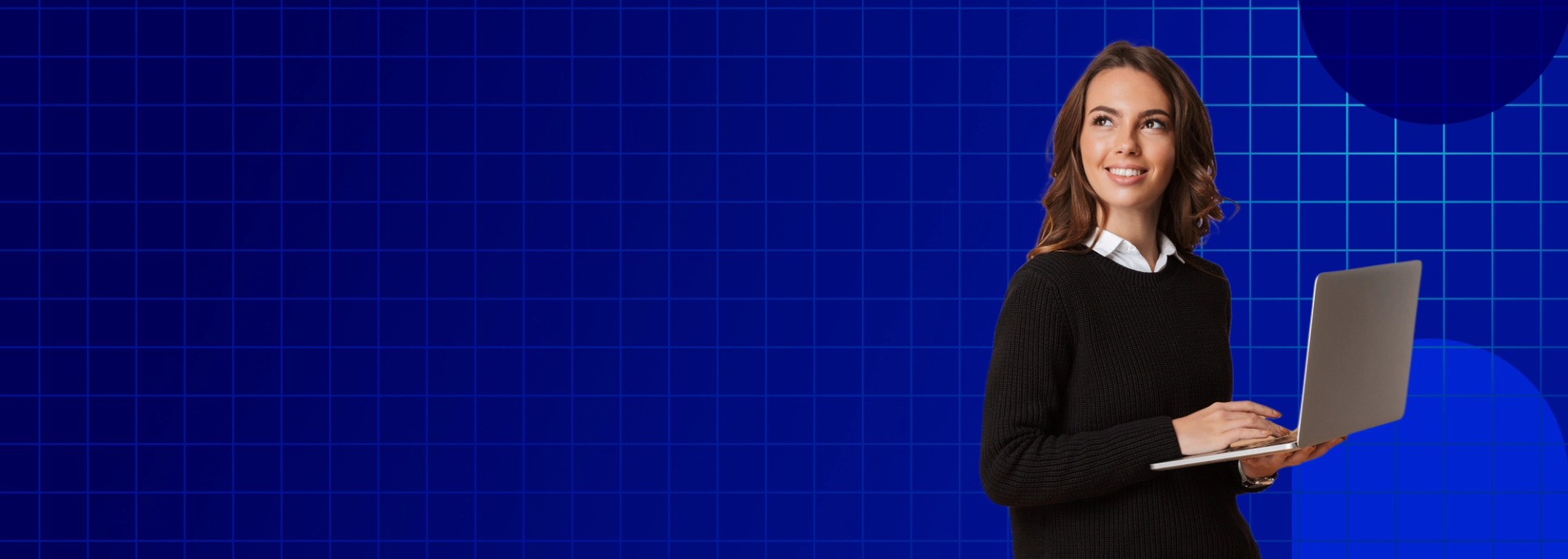 Frau lernt Salesforce mit der Salesfive Academy