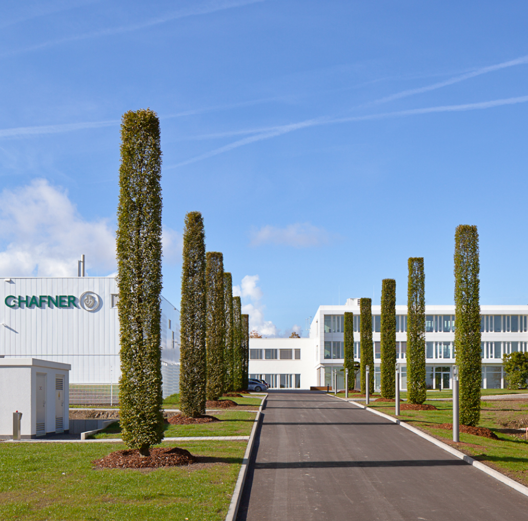 Eine Allee führt auf das Firmengebäude von C.HAFNER zu. 