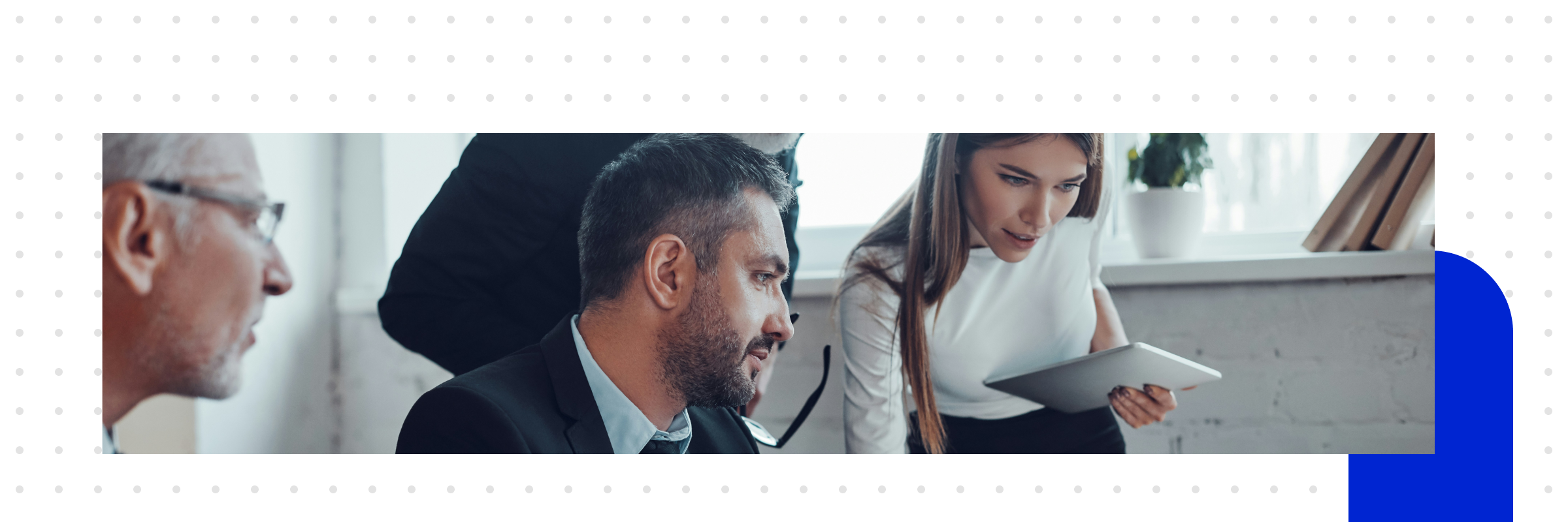 Kolleg:innen stehen im Büro um einen Computer und besprechen, was besser ist: On-Premise oder Cloud