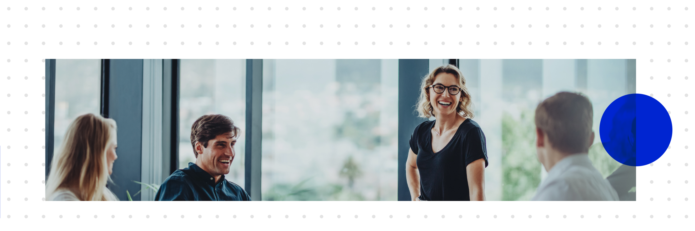 Kolleg:innen am Tisch im Büro besprechen die Entwicklung einer CRM-Strategie.