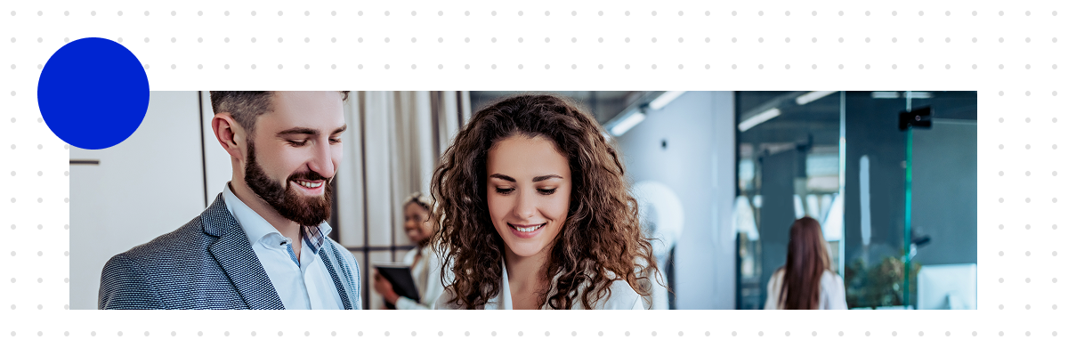 Eine Frau und ein Mann nutzen Salesforce Marketing Cloud Next auf dem Tablet. 