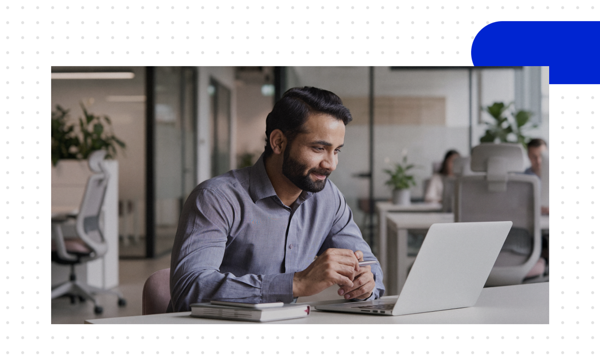 Ein Mann sitzt im Büro am Computer und beschäftigt sich damit, was ein CRM-System ist.