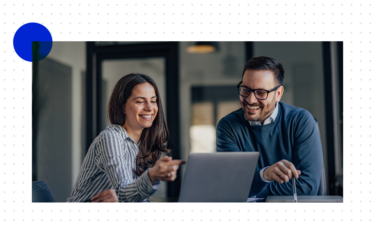 Kolleg:innen im Büro schauen auf den Computer und beschäftigen sich mit der Nutzung von Salesforce und Snowflake zur Datenintegration.