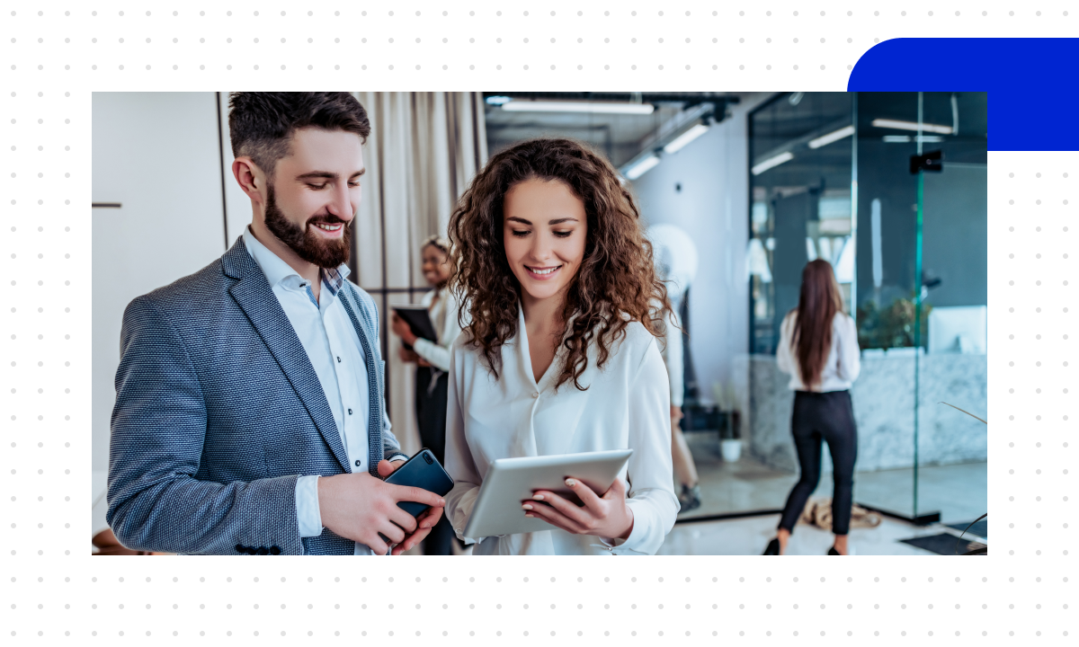 Eine Frau und ein Mann nutzen Salesforce Marketing Cloud Next auf dem Tablet. 
