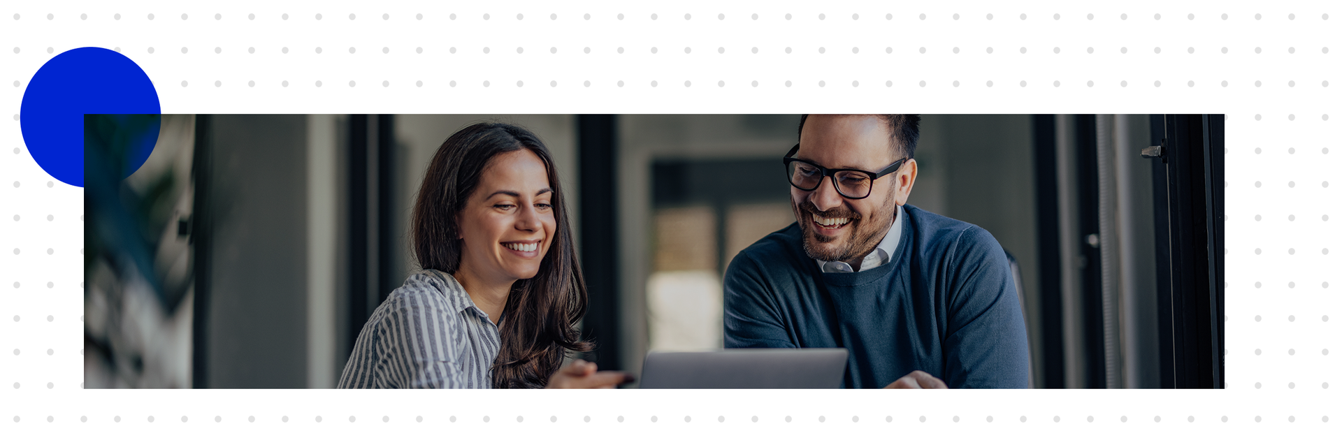 Kolleg:innen im Büro schauen auf den Computer und beschäftigen sich mit der Nutzung von Salesforce und Snowflake zur Datenintegration.