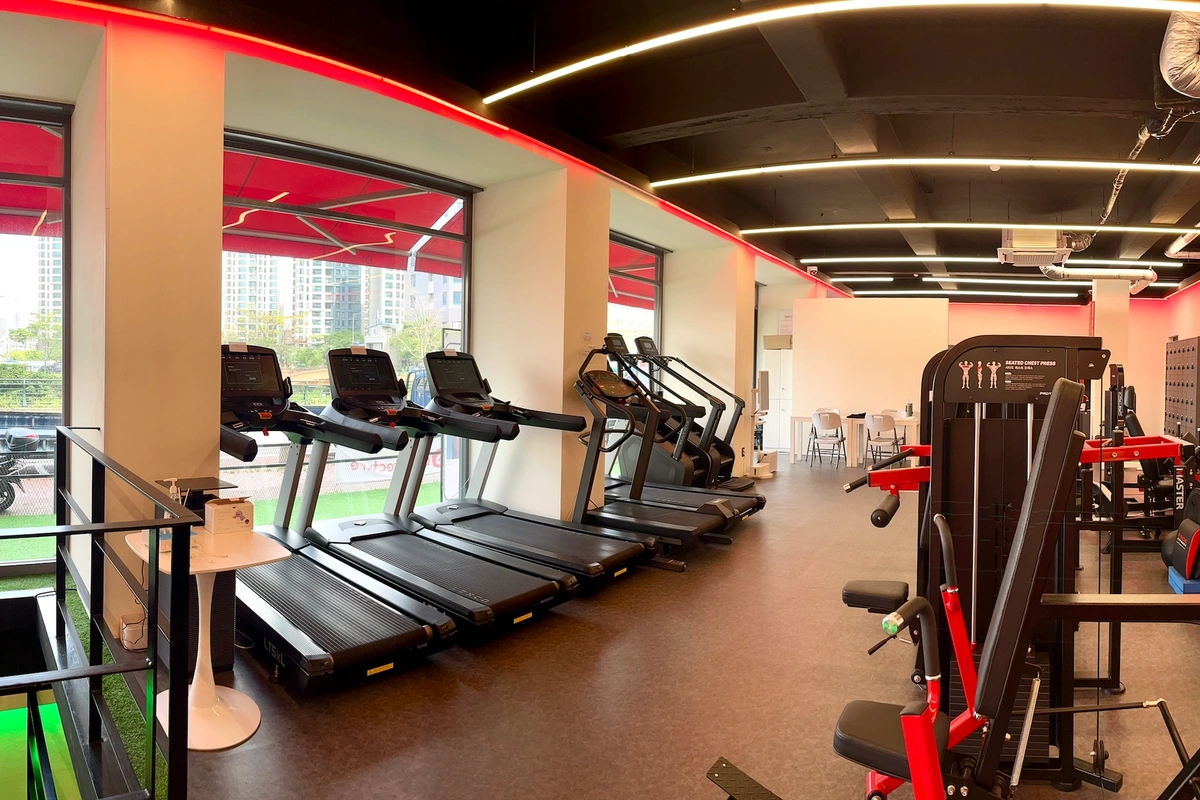 청계천을 뒷 배경으로 유산소, 무산소 기구가 보이는 헬스장 전경