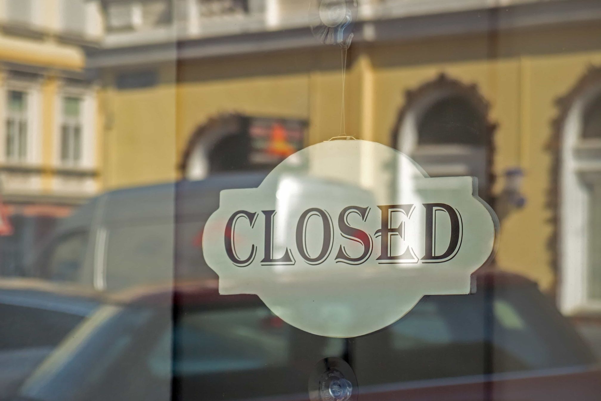 Modern bank building with 'Closed' sign, symbolizing the Silicon Valley Bank collapse