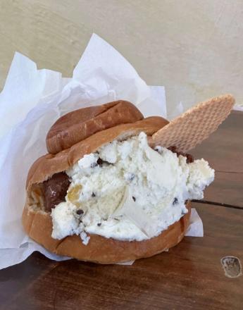 Brioche bun filled with stracciatella and chocolate gelato, with a wafer cookie.
