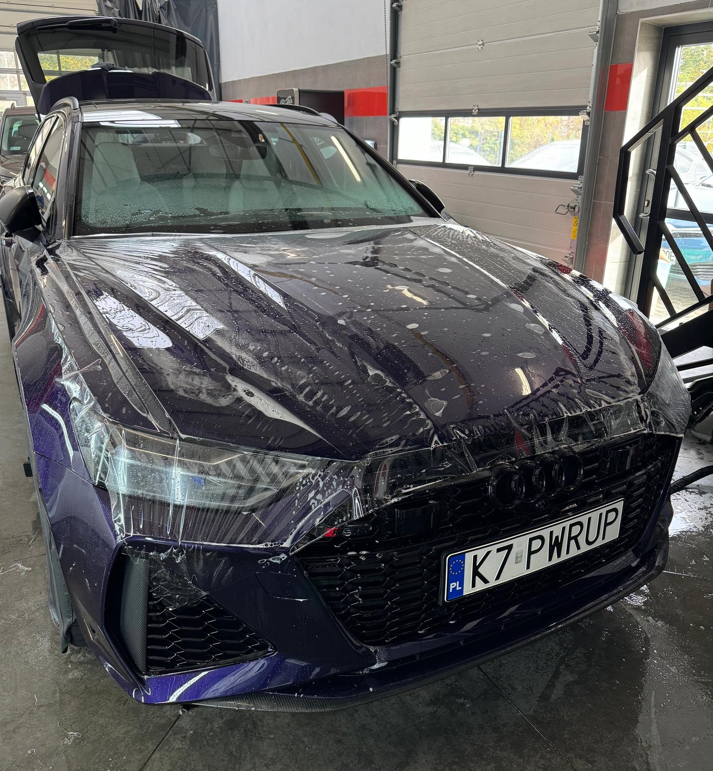 zdjecie przedstawiajace nakładanie folli ochronnej 