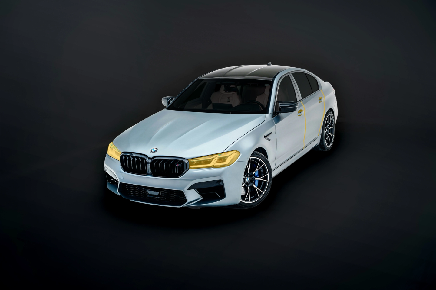 Auto z podśwetlonymi Lampy przód, wnęki klamek, progi wewnętrzne, ranty drzwi, parapet zderzaka tylnego.