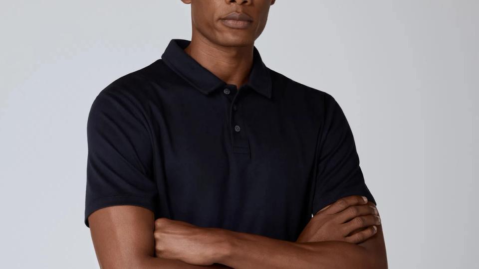 homem usando peça de roupa de algodão pima