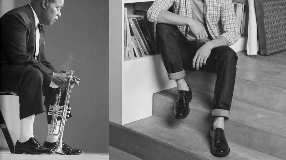 Louis Armstrong à esquerda sentado com trompete