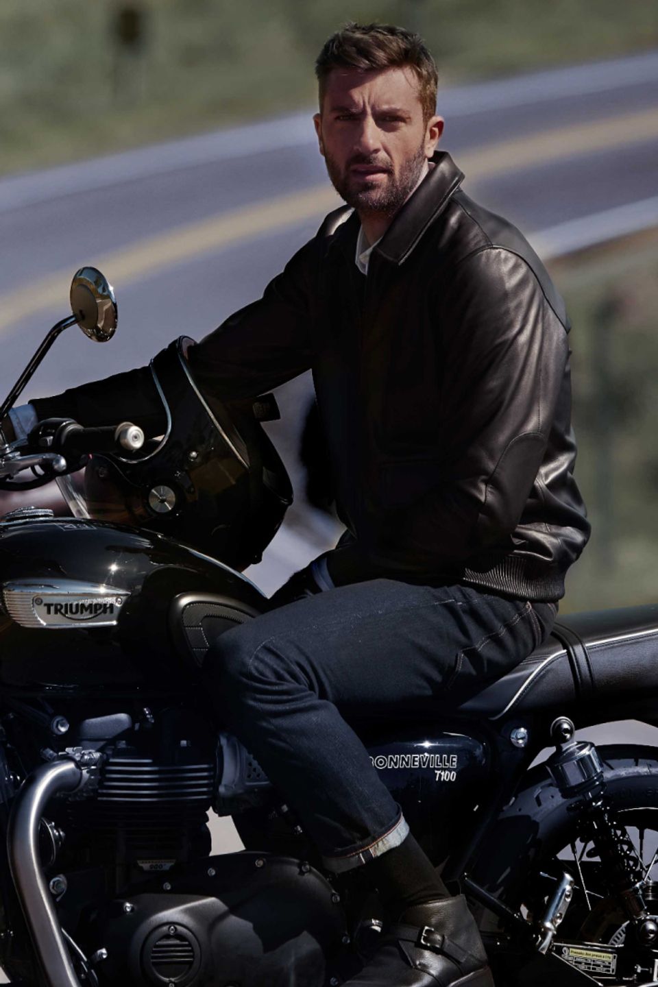 Homem em cima de moto com jaqueta de couro