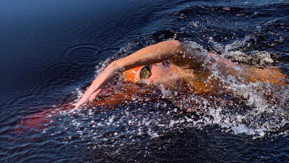 Felipe Bogéa nadando 30 km no Rio Negro, no Amazonas