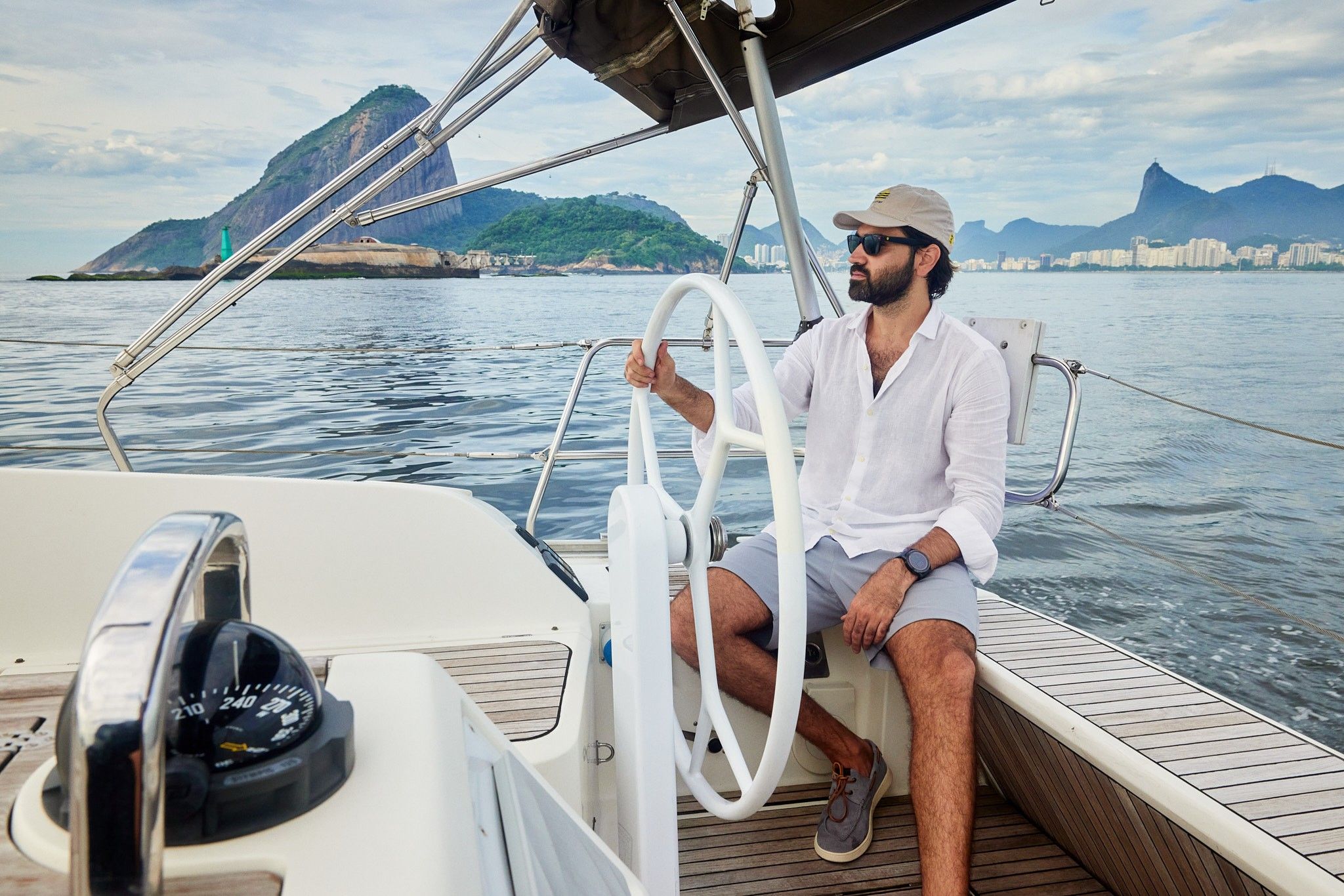 João Zecchin em um barco com roupas de linho