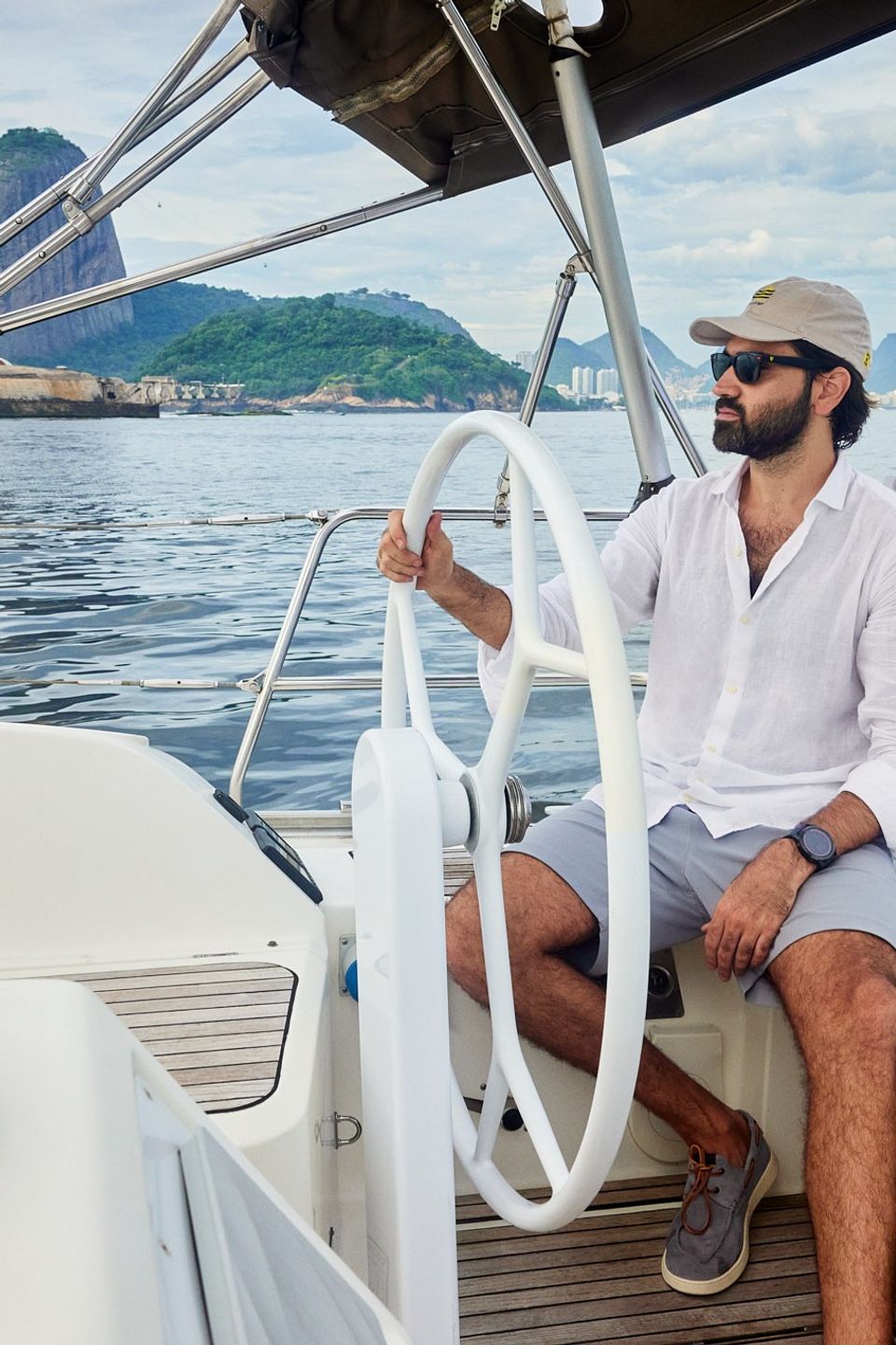 João Zecchin em um barco com roupas de linho