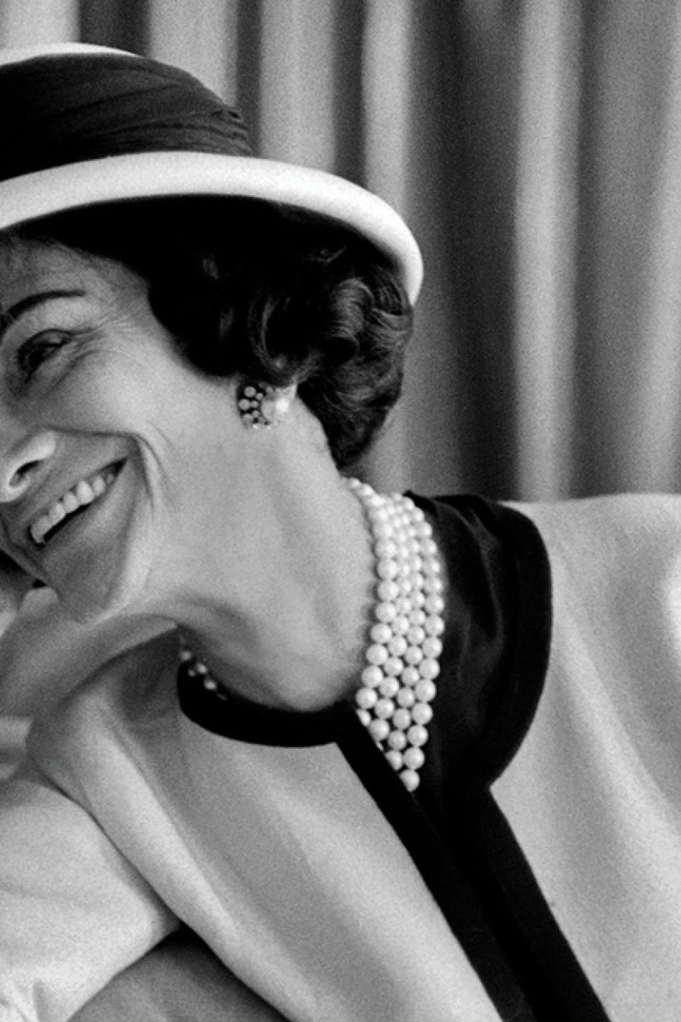 Coco Chanel com chapéu